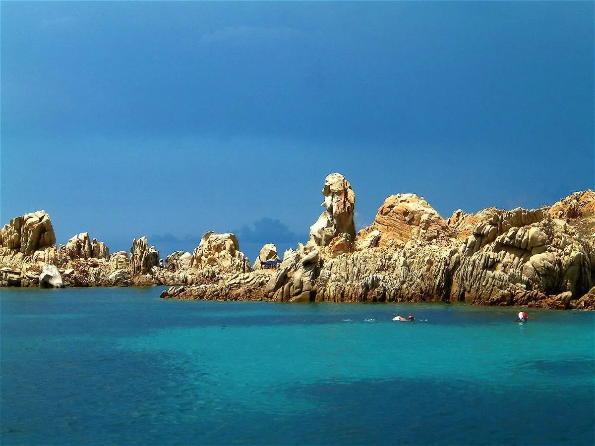 Charming Villa In Olbia With Shared Pool And Garden بورتو روتوندو