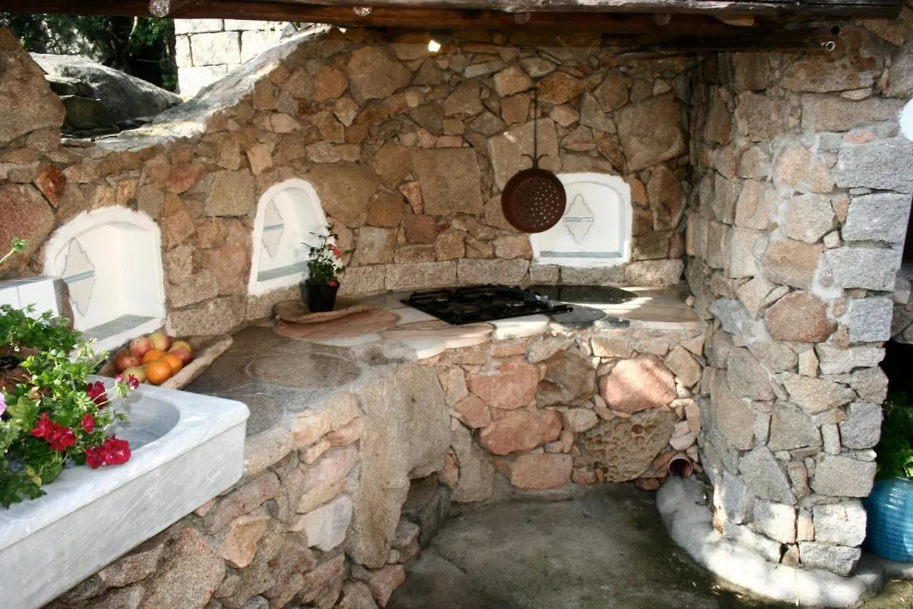Charming Villa In Olbia With Shared Pool And Garden بورتو روتوندو